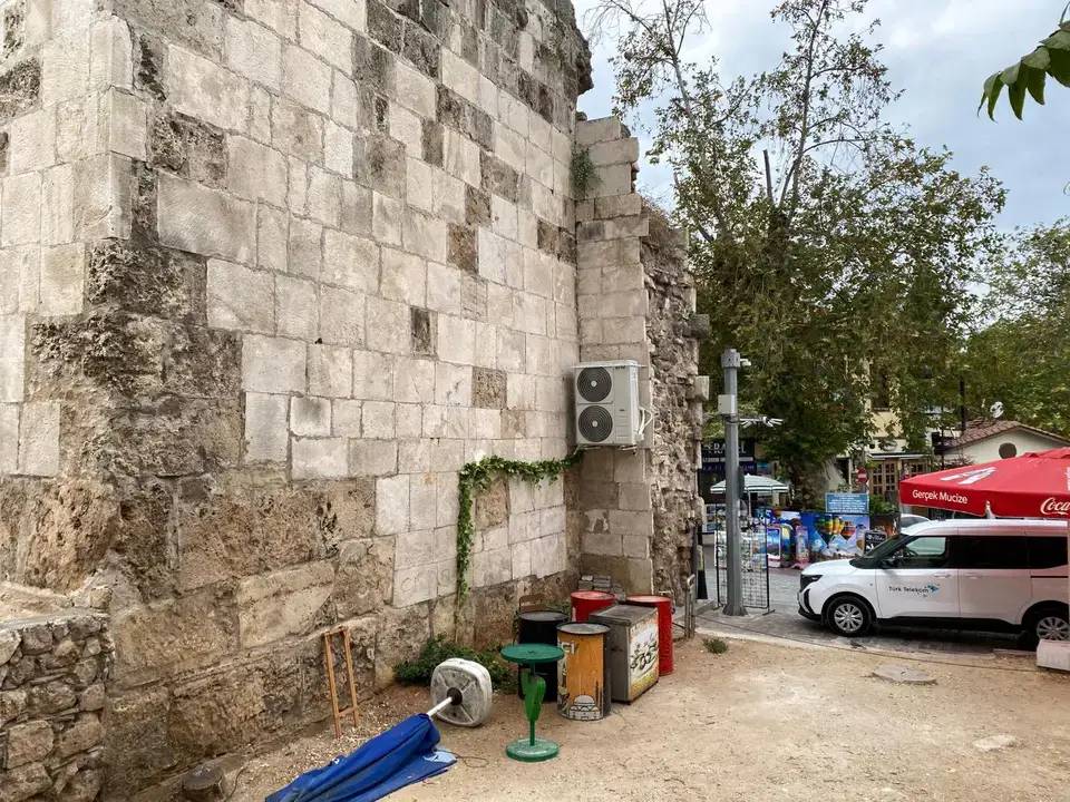 Kaleiçi'nde Tarihi Burcu Klima İçin Deldiler! 7